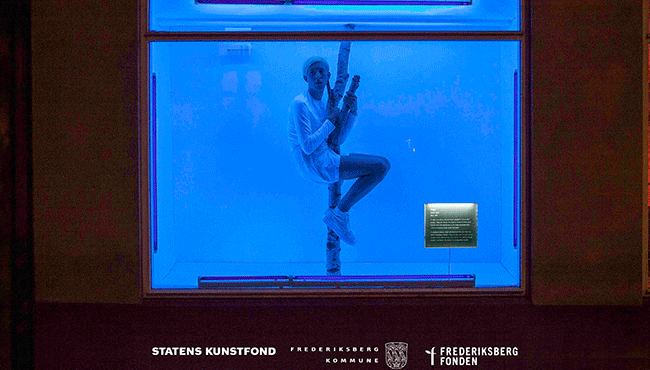 Jomfru i bur på jomfruelig plads i Søndervig